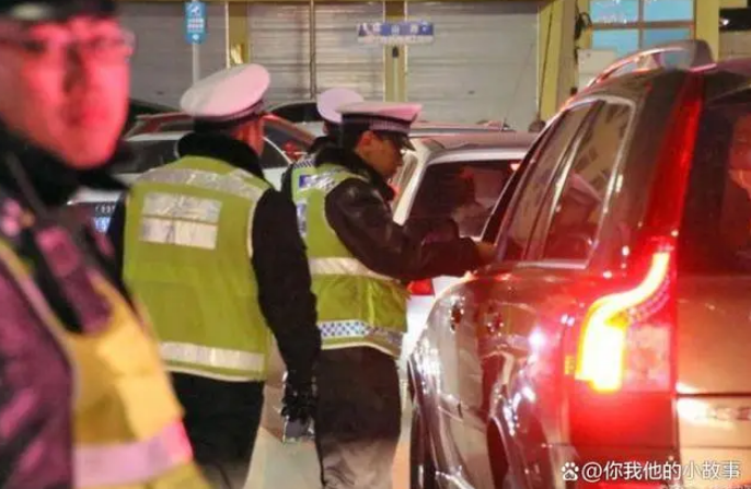 酒后叫代駕遇交警，河北男子大方打招呼并主動接受檢測